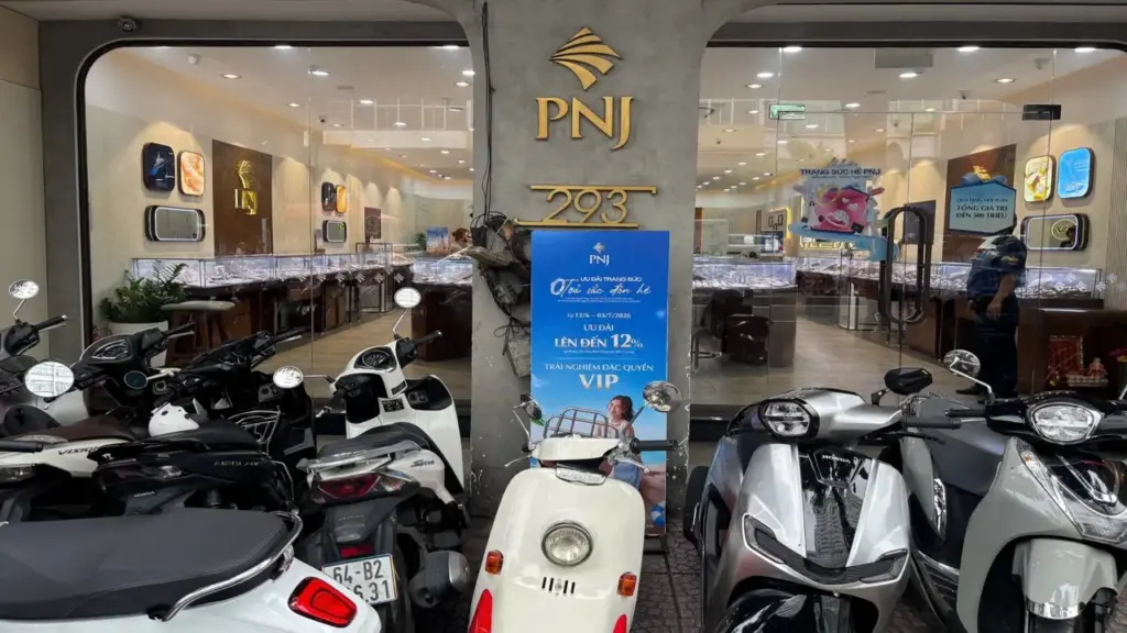 Lo ngại trước tin 28.000 viên kim cương lậu, khách đem kim cương đi bán