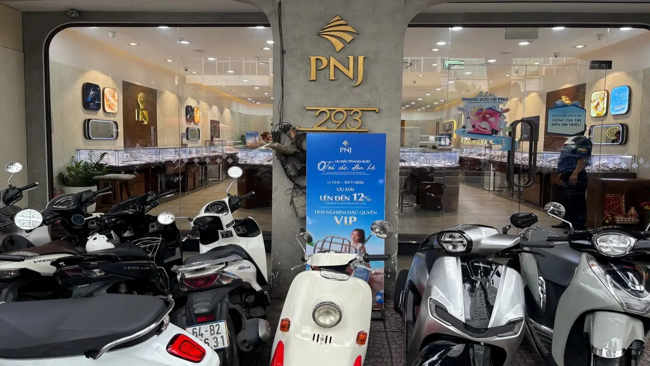 Lo ngại trước tin 28.000 viên kim cương lậu, khách đem kim cương đi bán