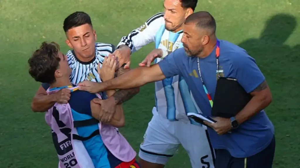 Lộ nguyên nhân vụ hỗn chiến sau chung kết World Cup, Paredes bị lên án dữ dội