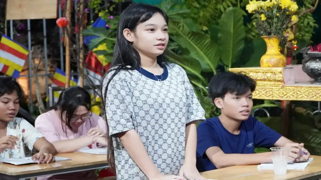 Lớp học mùa hè ở sân chùa Pothiwong