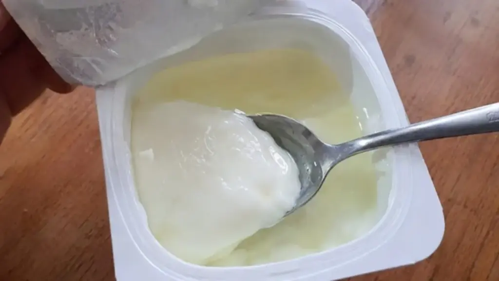 Lớp nước trên sữa chua chứa gì mà chuyên gia khuyên đừng bỏ?