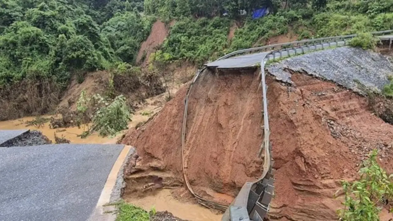 Lũ dữ cuốn đứt ngang Quốc lộ 12, giao thông Lai Châu - Điện Biên tê liệt
