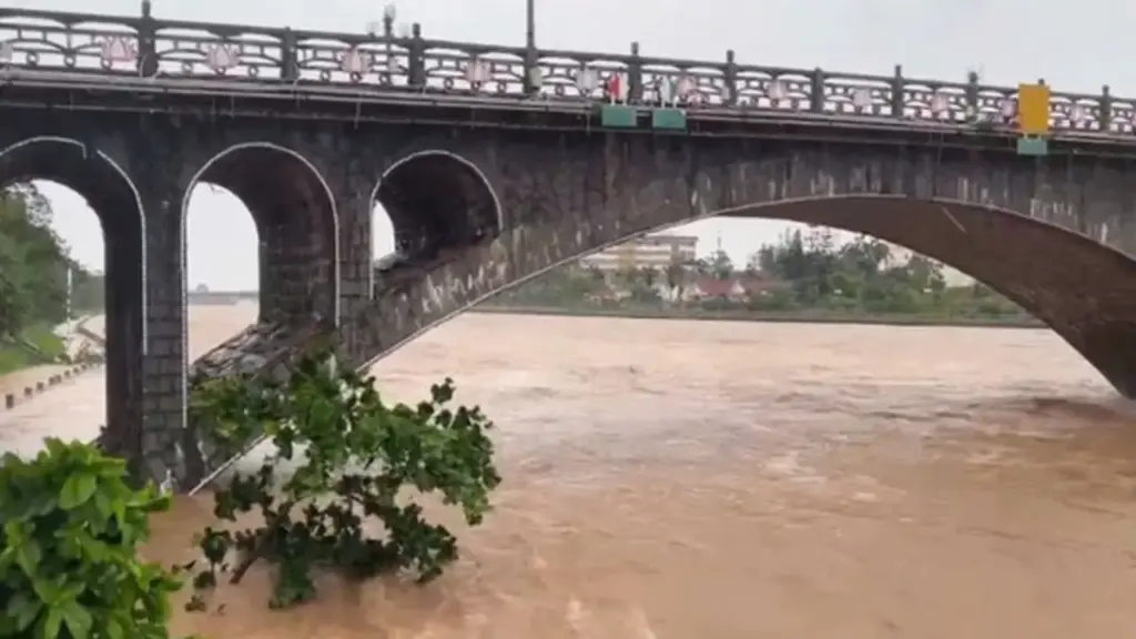 Lũ trên một số sông có thể dâng tới 6m, 8 tỉnh thành khẩn trương ứng phó