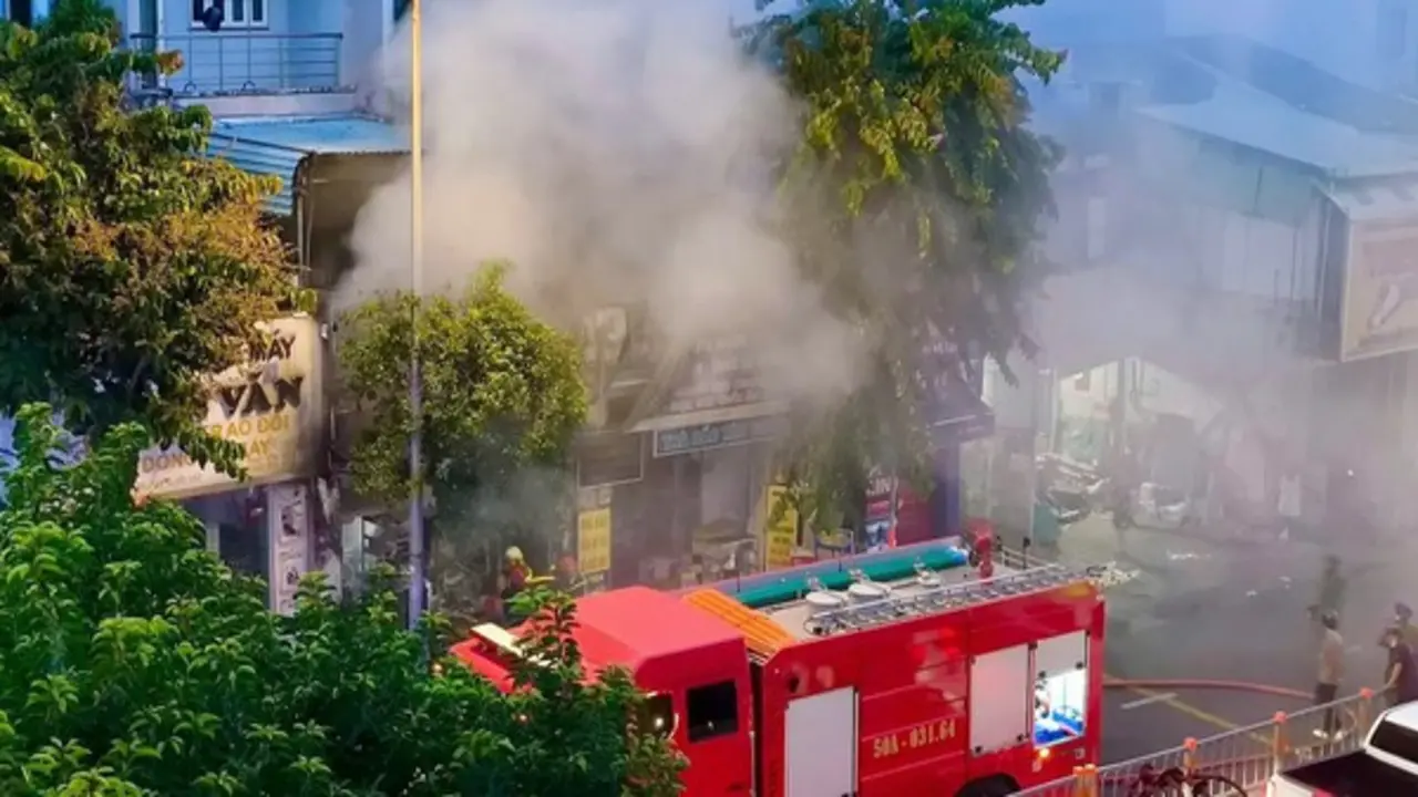 Lửa bốc ngùn ngụt, bao trùm căn nhà 3 tầng ở Gò Vấp