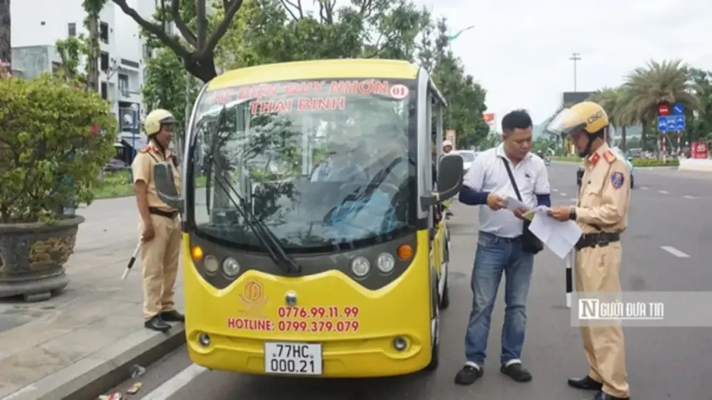 Lực lượng CSGT ra quân xử lý xe điện du lịch vi phạm