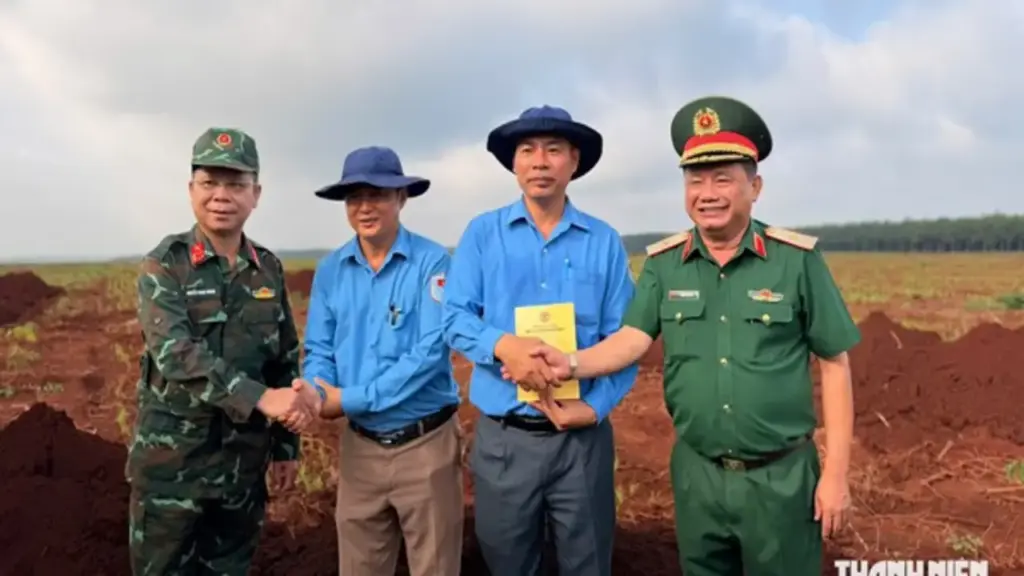 Lực lượng tìm kiếm, quy tập hài cốt liệt sĩ ở xã Minh Đức (Đồng Nai): Phát hiện nhiều di vật
