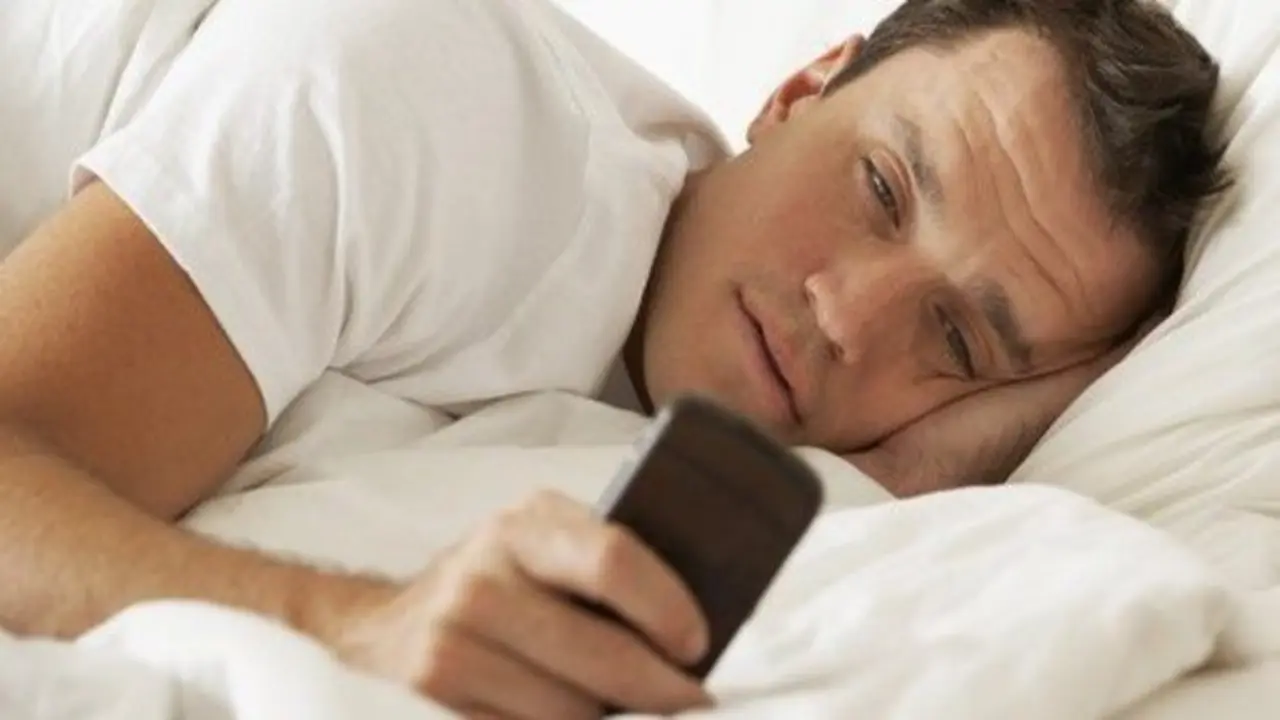 Lướt điện thoại ngay khi ngủ dậy buổi sáng: Những hậu quả nghiêm trọng nhiều người chưa biết