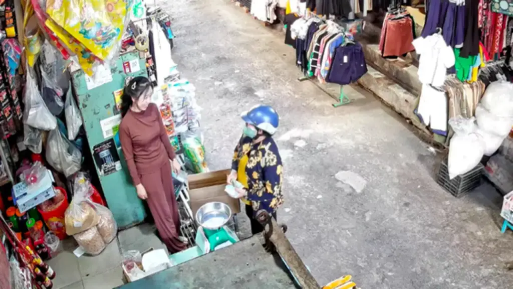 Mang 500.000 đồng đến trả nợ, người phụ nữ bàng hoàng biết chủ nợ đã qua đời