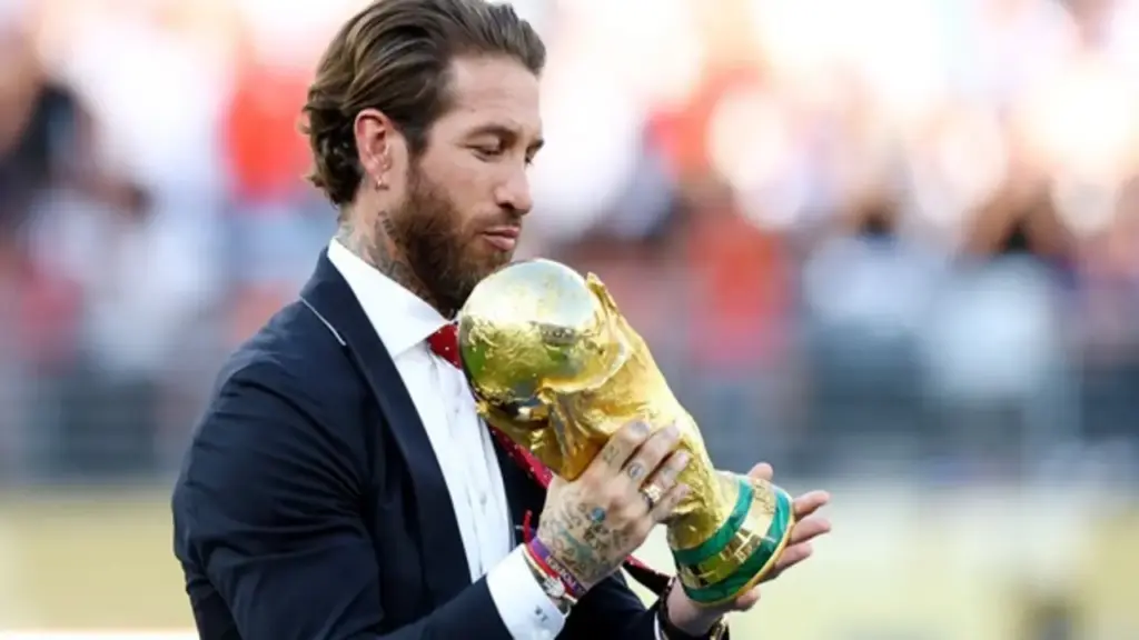 Mạng xã hội 'phát sốt' vì vẻ điển trai, lịch lãm của Sergio Ramos ở lễ trao giải World Cup