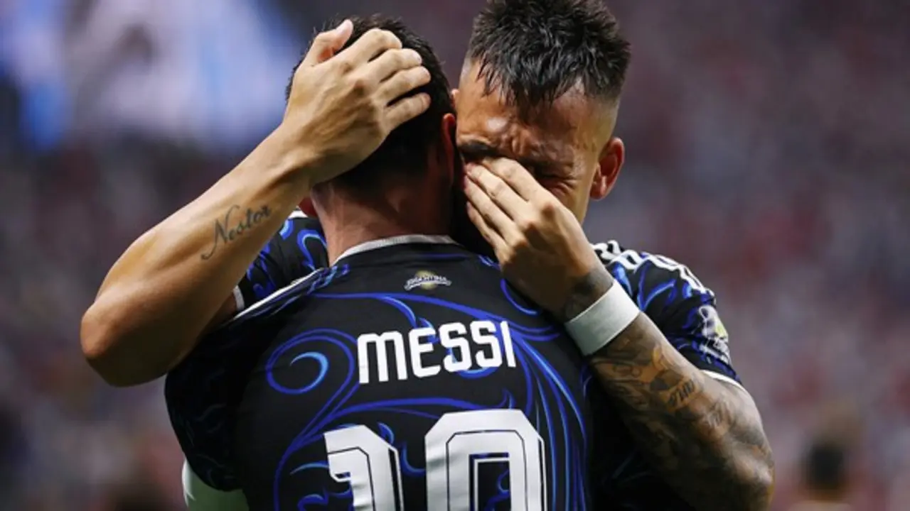 Martinez gọi ngay cho mẹ sau bàn thắng để đời từ đường chuyền cực đẹp của Messi, giúp Argentina thắng Anh