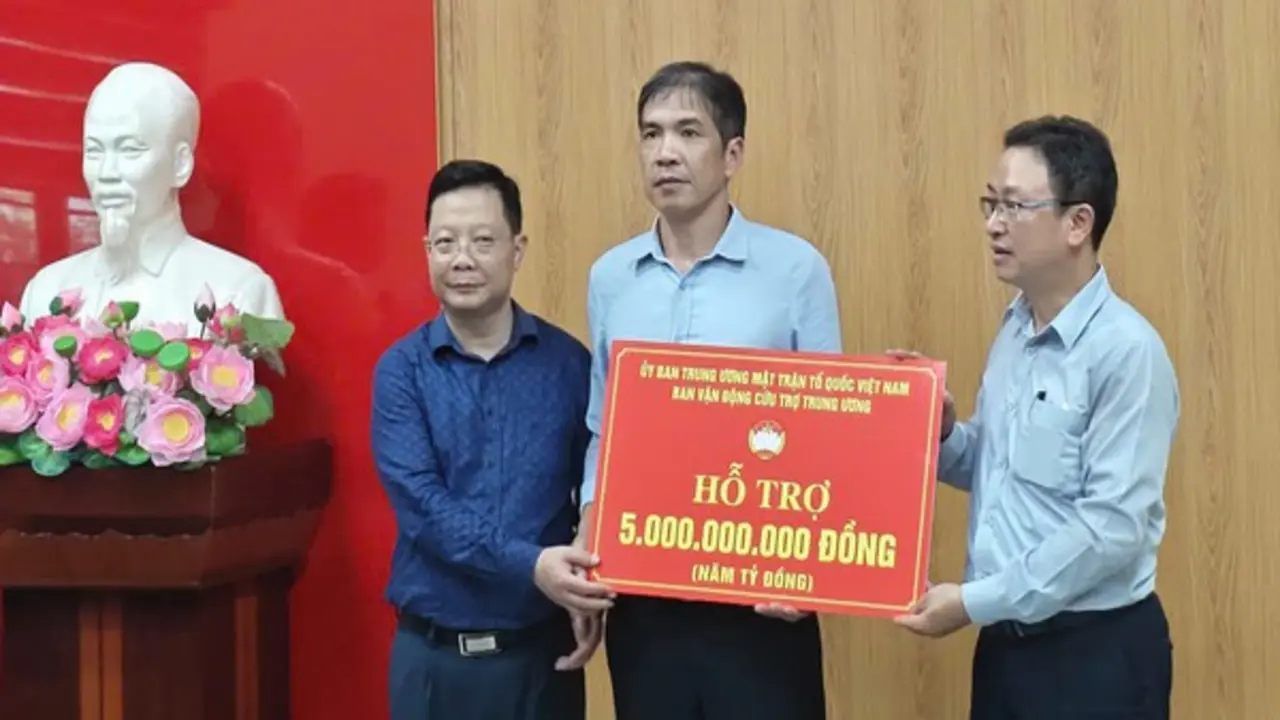 Mặt trận Tổ quốc Việt Nam trao 5 tỉ đồng hỗ trợ tỉnh Lai Châu