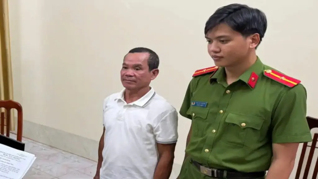 Mâu thuẫn lúc uống rượu rồi xô xát, hai người đàn ông cùng bị khởi tố