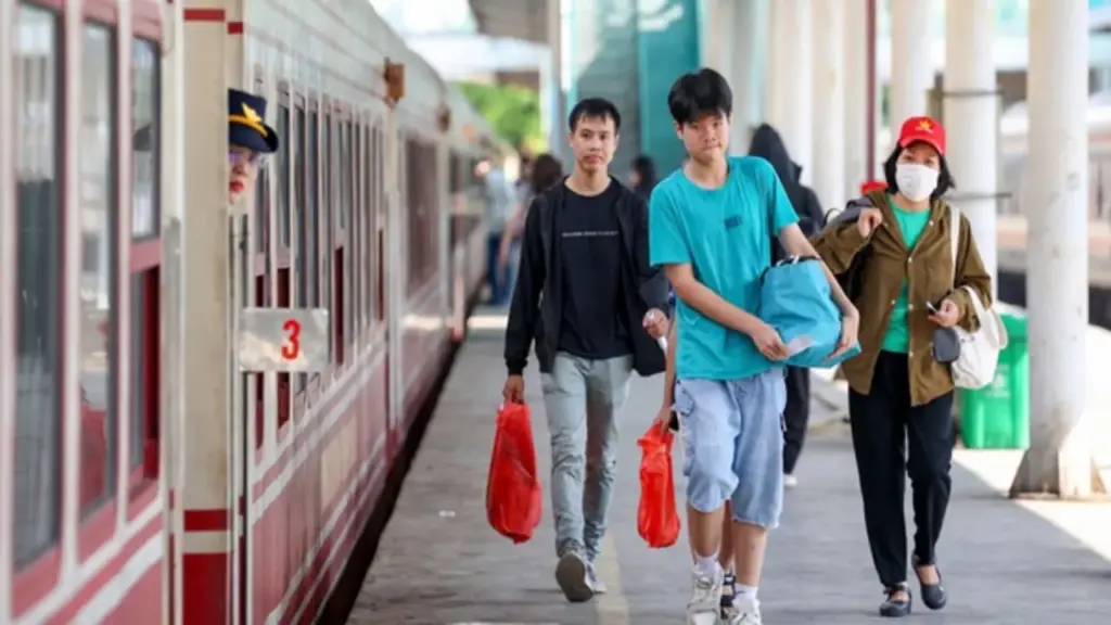 Máy bay, tàu hỏa đồng loạt giảm giá vé