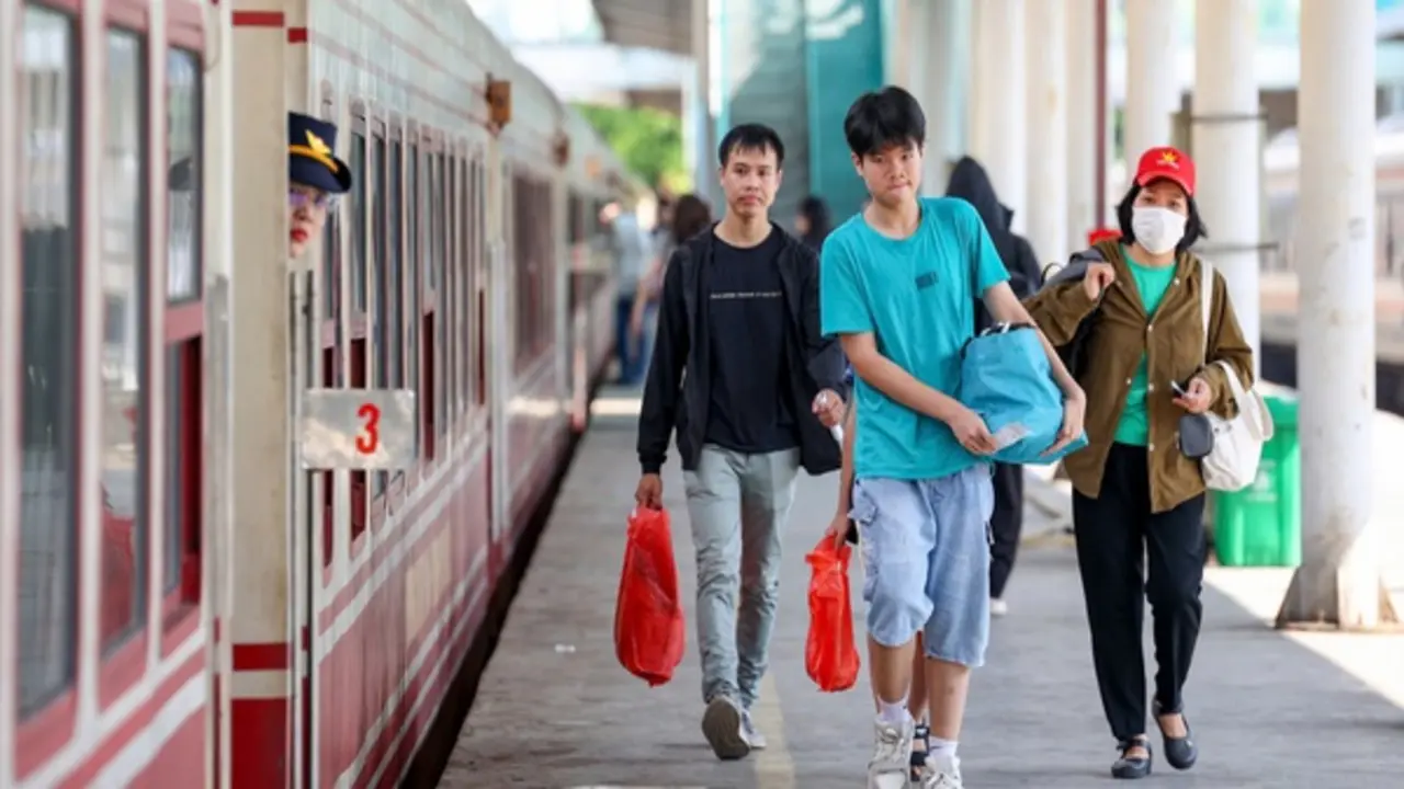 Máy bay, tàu hỏa đồng loạt giảm giá vé