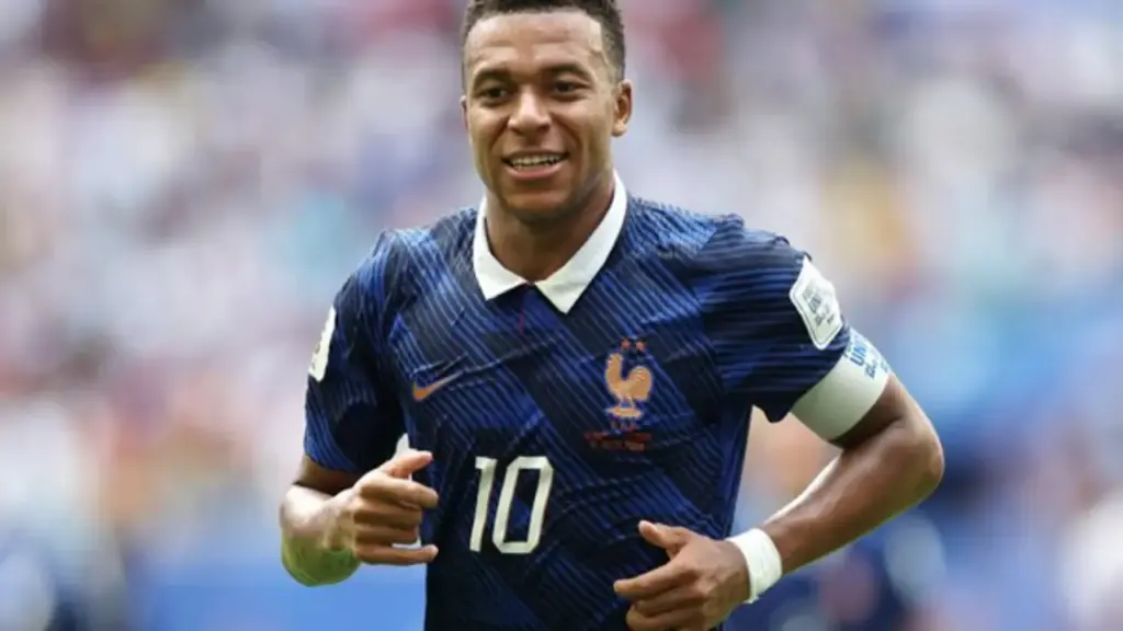 Mbappe bị chỉ trích vì hành động 'kỳ lạ', tươi cười ở trận Pháp thua Anh