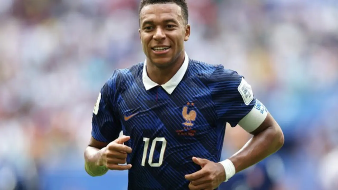Mbappe bị chỉ trích vì hành động 'kỳ lạ', tươi cười ở trận Pháp thua Anh