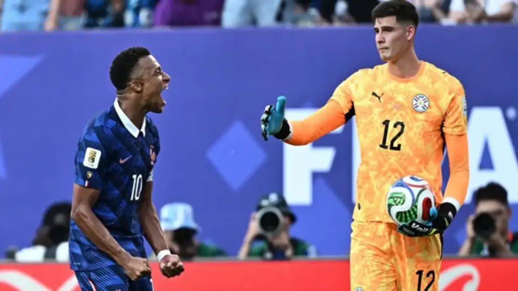 Mbappe ngoảnh mặt làm ngơ khi thủ môn Paraguay xin bắt tay: Ngôi sao Pháp có 'chảnh'?