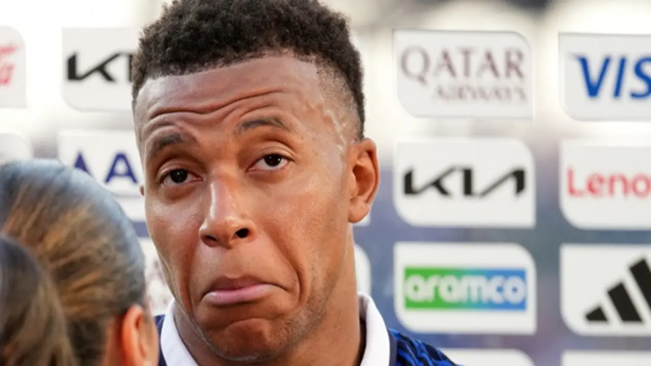 Mbappe thoát thẻ đỏ ngoạn mục vì… không che miệng, phát biểu gây sốc ‘Paraguay cứ nghĩ Pháp chơi đẹp cơ’