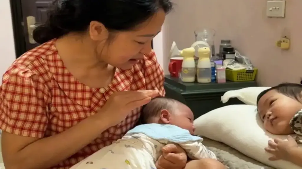 Mẹ đẻ gạt ngại ngần, đến ở nhà thông gia tại Hà Nội 1 tháng chăm con cháu