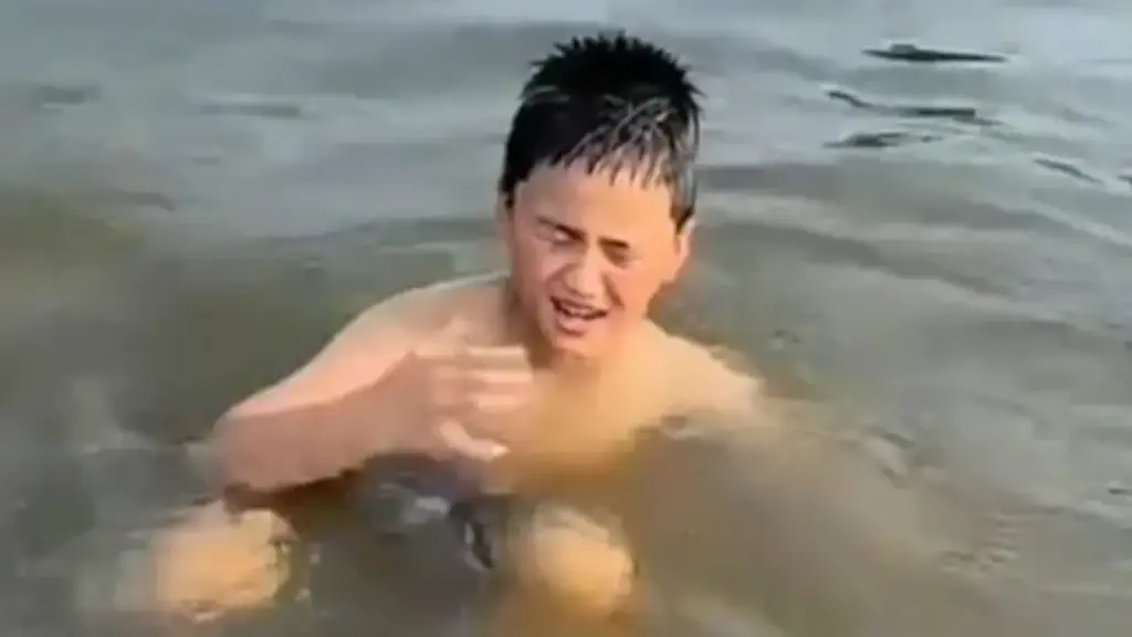 Mẹ đuối nước, con 8 tuổi nhảy xuống cứu