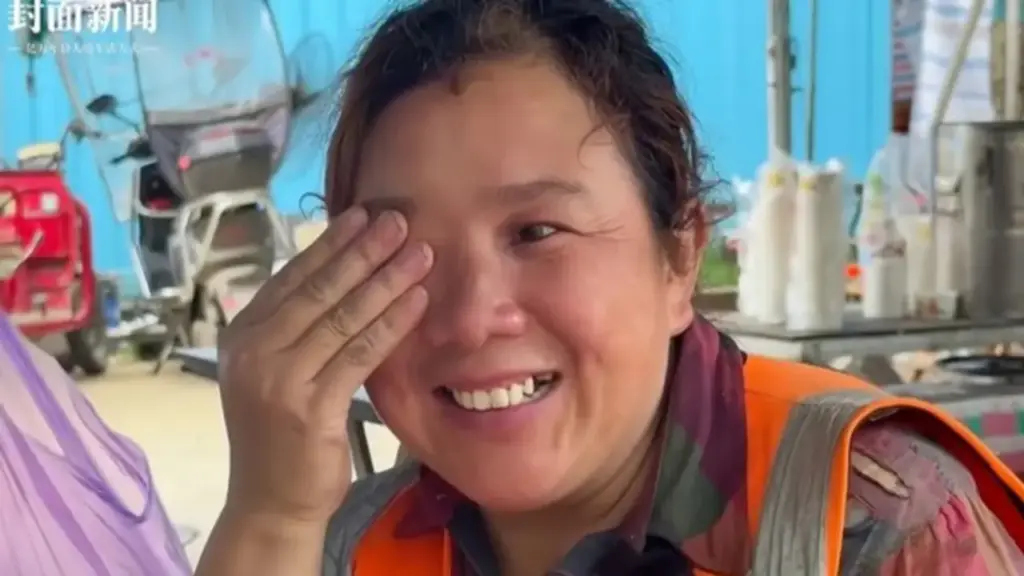 Mẹ học hết lớp 1, hằng ngày làm công trường nuôi con ăn học thành ‘thủ khoa’