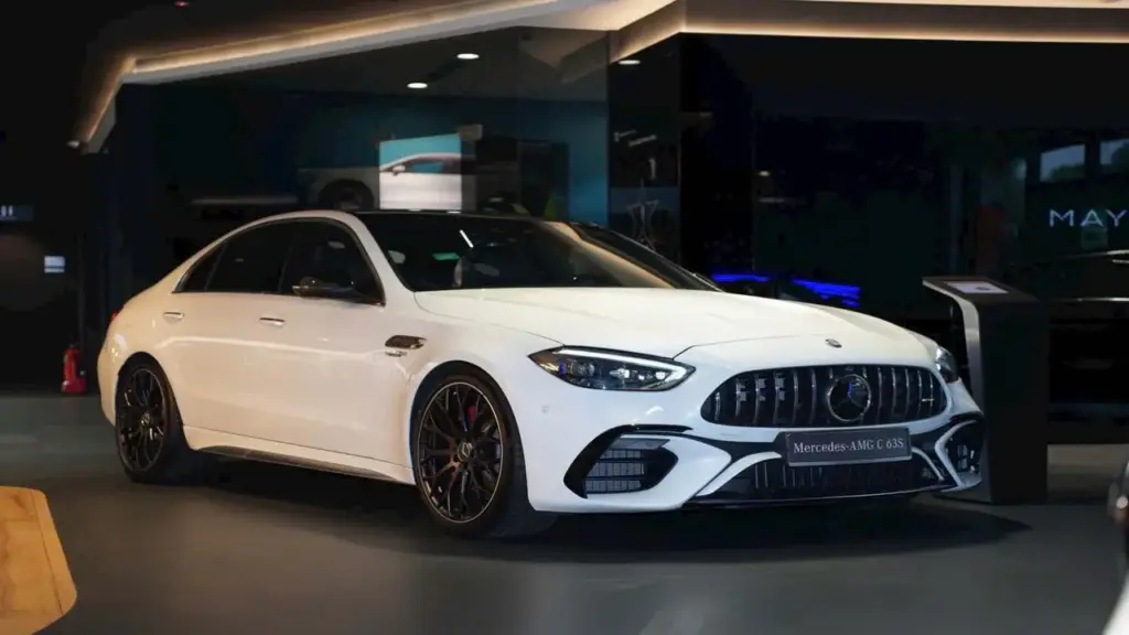 Mercedes C-Class phiên bản hiệu suất cao giảm gần 1 tỷ đồng tại đại lý