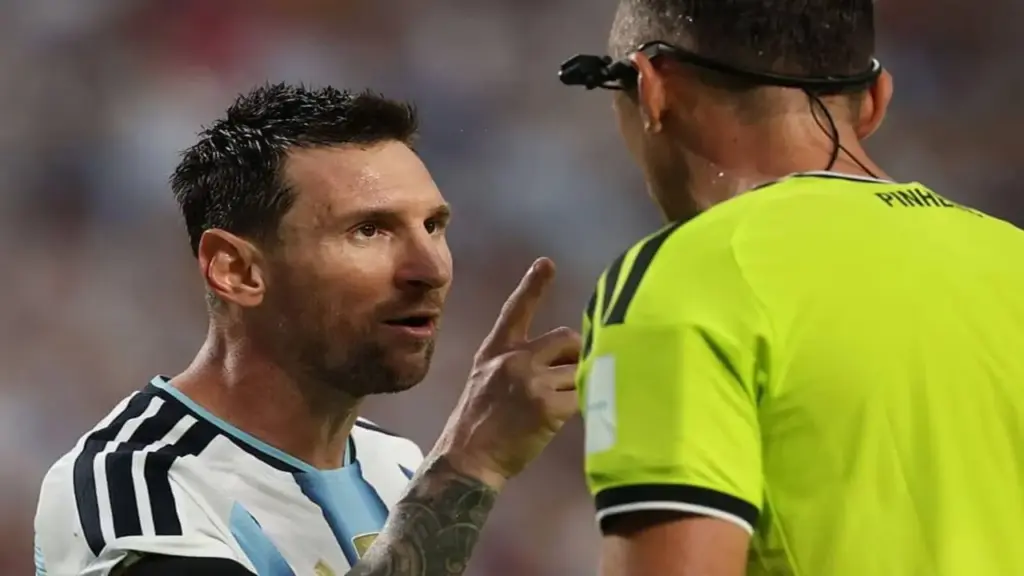 Messi gây sốt khi nổi nóng, chỉ tay vào mặt trọng tài Bồ Đào Nha