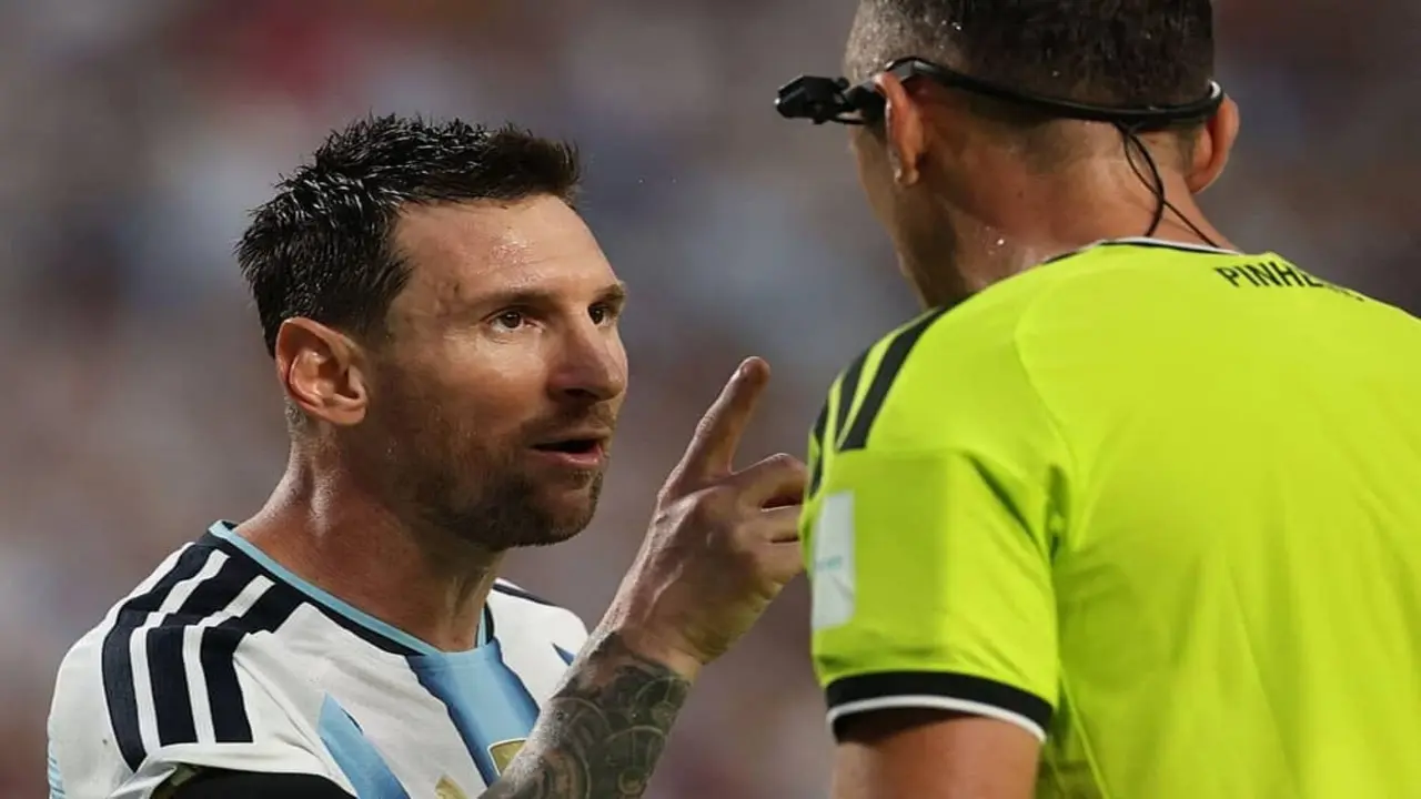 Messi gây sốt khi nổi nóng, chỉ tay vào mặt trọng tài Bồ Đào Nha