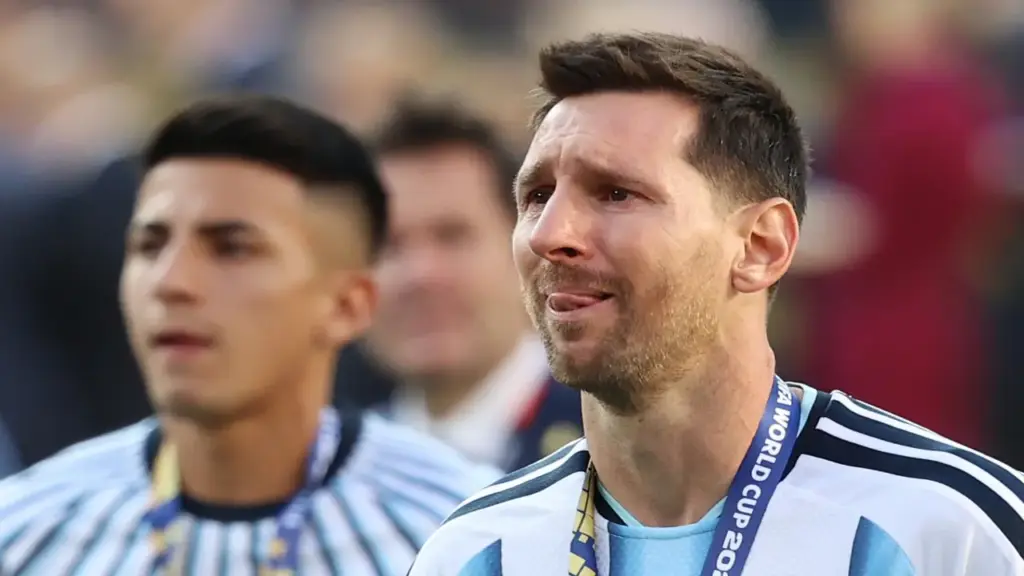 Messi khóc khi Tây Ban Nha nâng Cup vàng thế giới