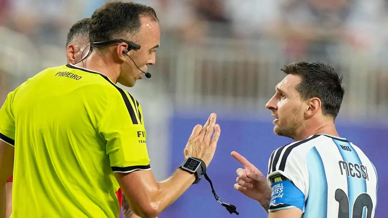 Messi mất bình tĩnh với trọng tài người Bồ Đào Nha