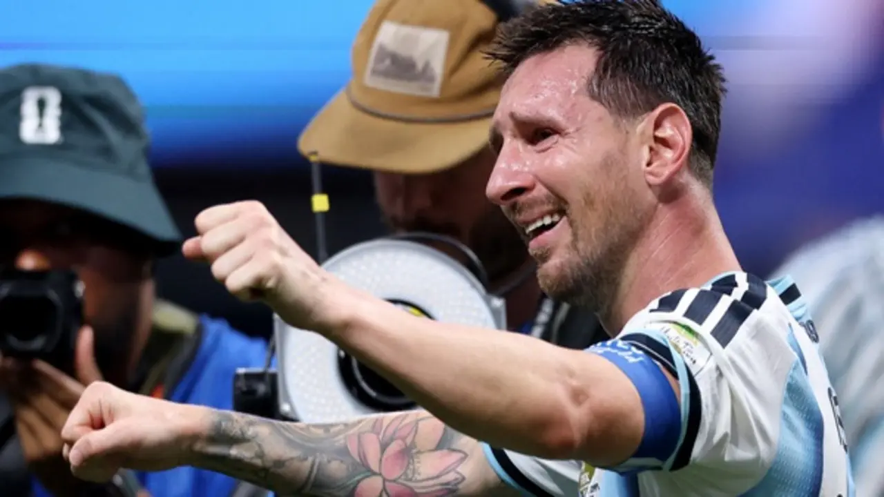 Messi nước mắt ràn rụa khi Argentina thắng nghẹt thở Ai Cập: Cảm xúc vỡ òa của nhà vua!