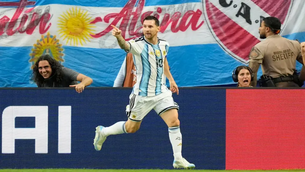 Messi phá loạt cột mốc World Cup