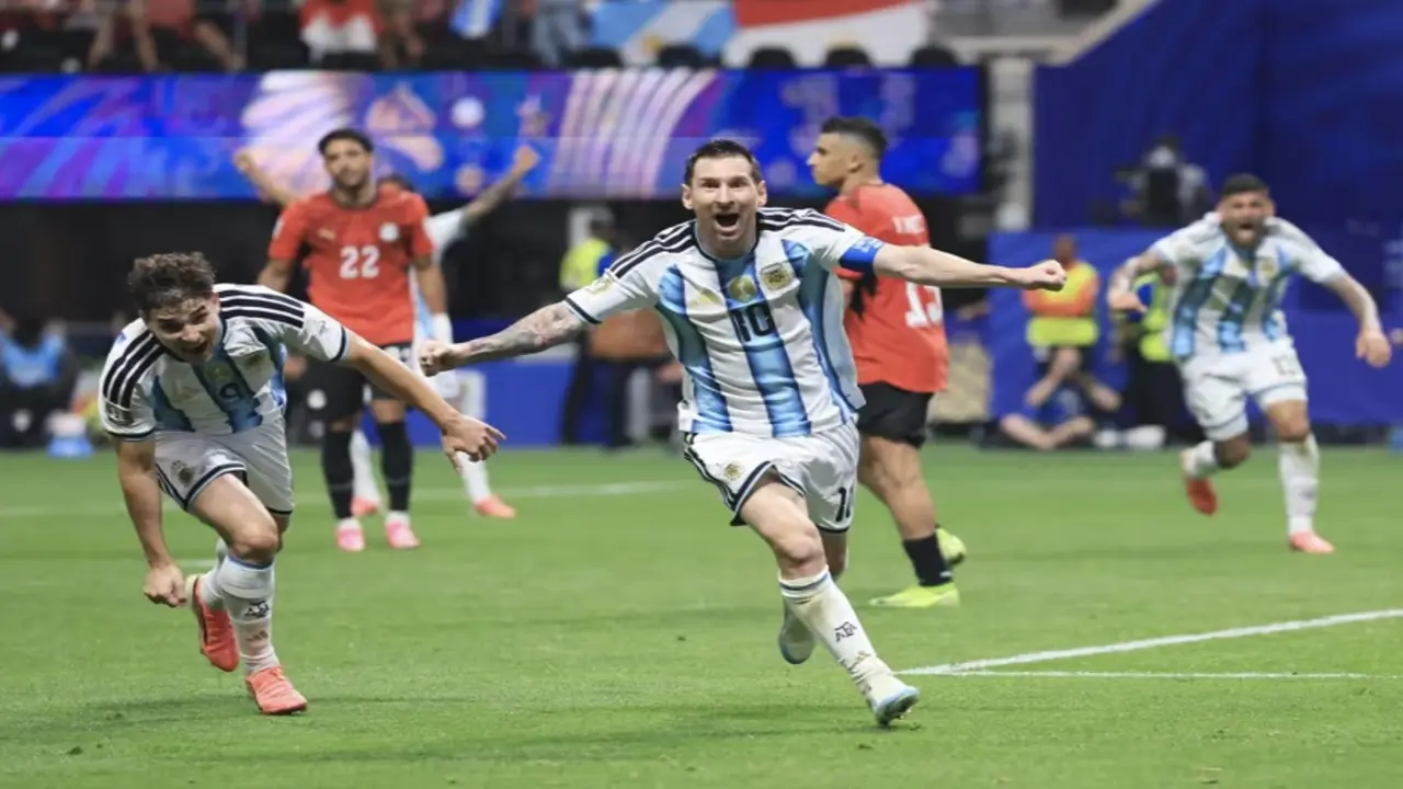 Messi tỏa sáng, Argentina ngược dòng kinh điển đánh bại Ai Cập