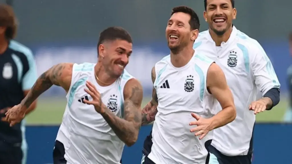 Messi và đội tuyển Argentina vẫn tập bất chấp mưa bão, Tây Ban Nha phải hủy
