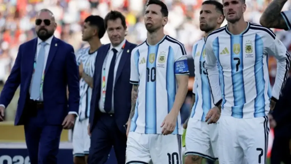 Messi và đồng đội Argentina buồn bã ra về, không một ai muốn nói chuyện, HLV Scaloni ‘tôi đau thấu tim’