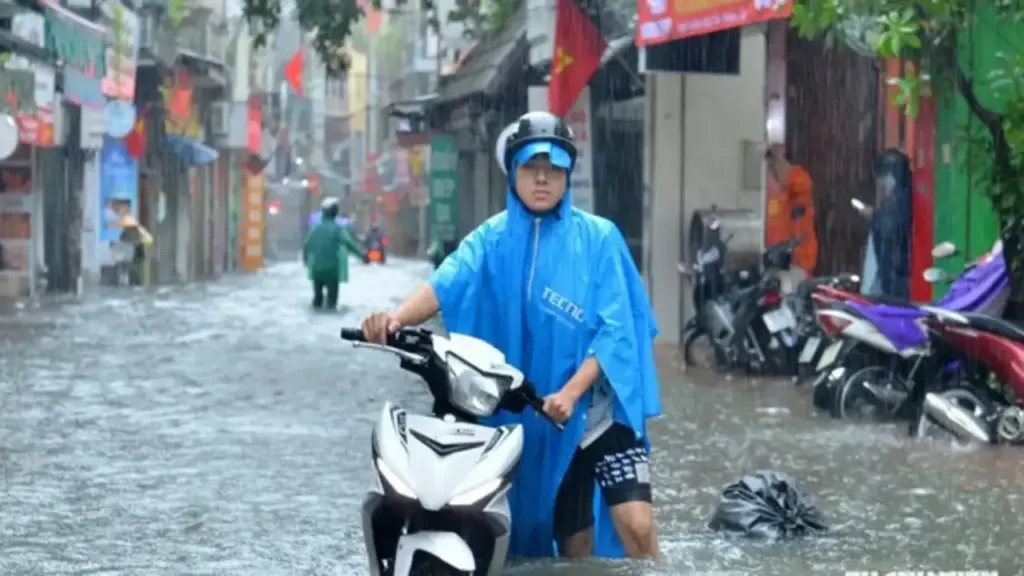 Miền Bắc hứng 2 đợt mưa lớn dồn dập