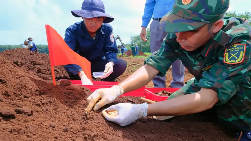 Mở rộng tìm kiếm hố chôn liệt sĩ ở Đồng Nai, phát hiện một bộ hài cốt còn nguyên vẹn