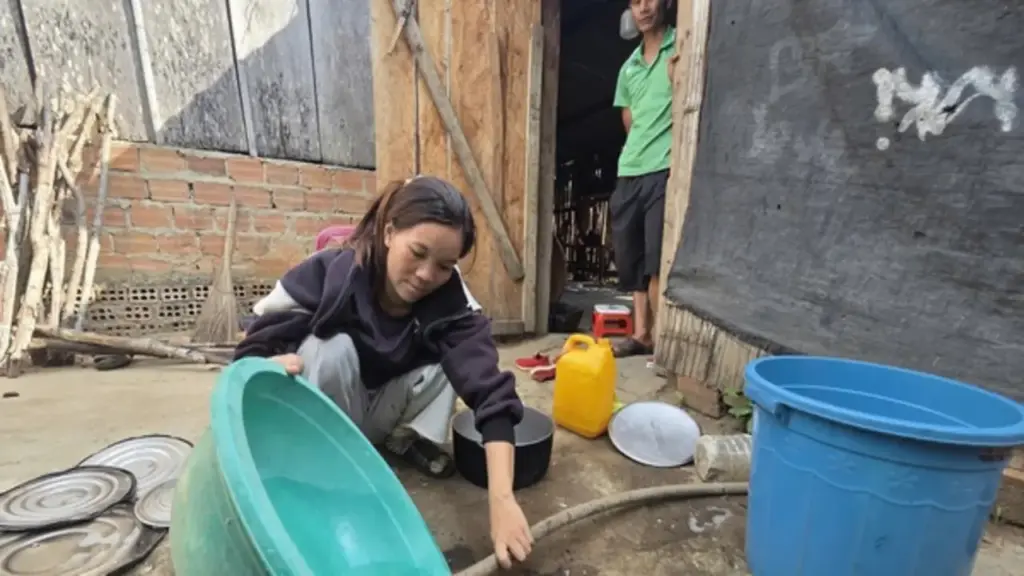 Mòn mỏi gùi nước giữa vùng cao Quảng Ngãi