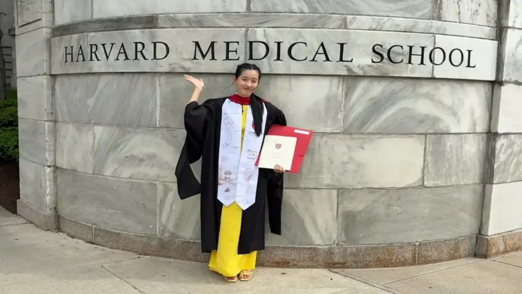Món quà tặng ba mẹ của nữ sinh đạt GPA tuyệt đối đại học Y thuộc Harvard