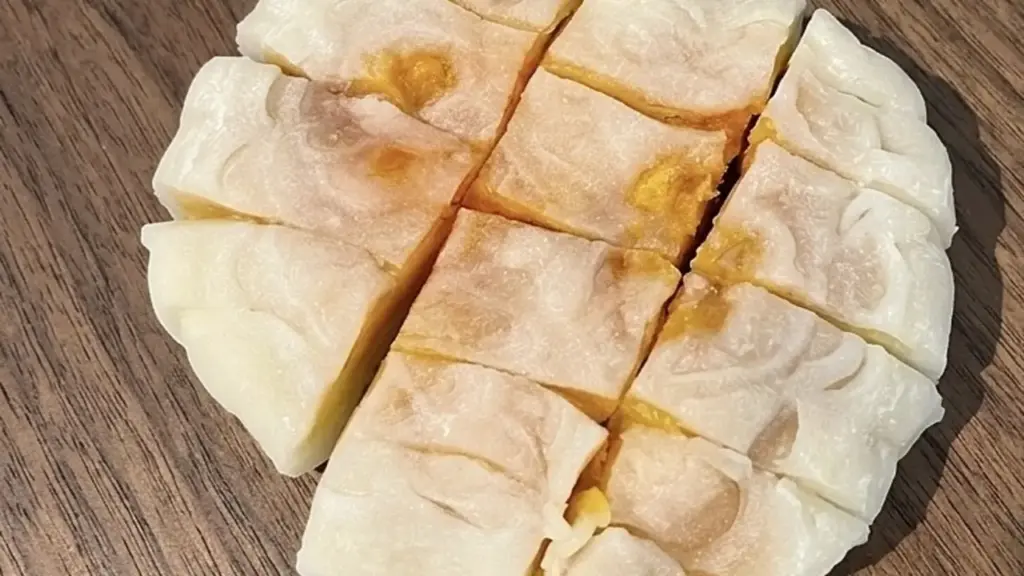 Một chiếc bánh dẻo chứa calo bằng 5-6 bát cơm