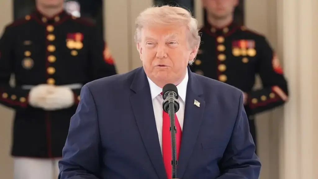 Một tuần ông Trump gây nhiều tranh cãi