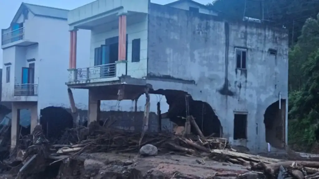 Mưa lớn dồn dập kéo dài, Bắc Bộ đối mặt nguy cơ lũ quét, sạt lở đất đến khi nào?