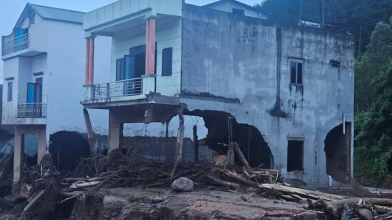 Mưa lớn dồn dập kéo dài, Bắc Bộ đối mặt nguy cơ lũ quét, sạt lở đất đến khi nào?