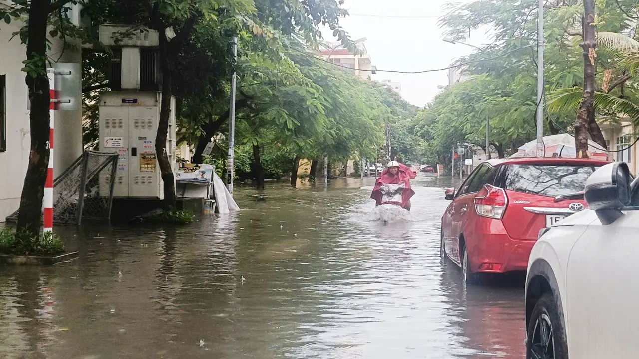 Mưa lớn khiến nhiều tuyến phố Hải Phòng ngập sâu