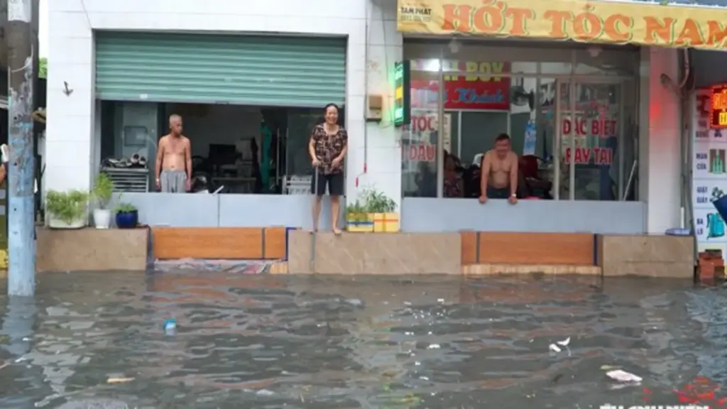 Mưa lớn ở TP.HCM chiều 15.7: Nhiều tuyến đường ngập sâu, người dân vất vả dọn bùn rác