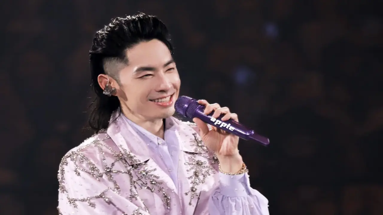 Mỹ nam Vườn sao băng diện thiết kế của Trần Hùng trong tour concert quốc tế