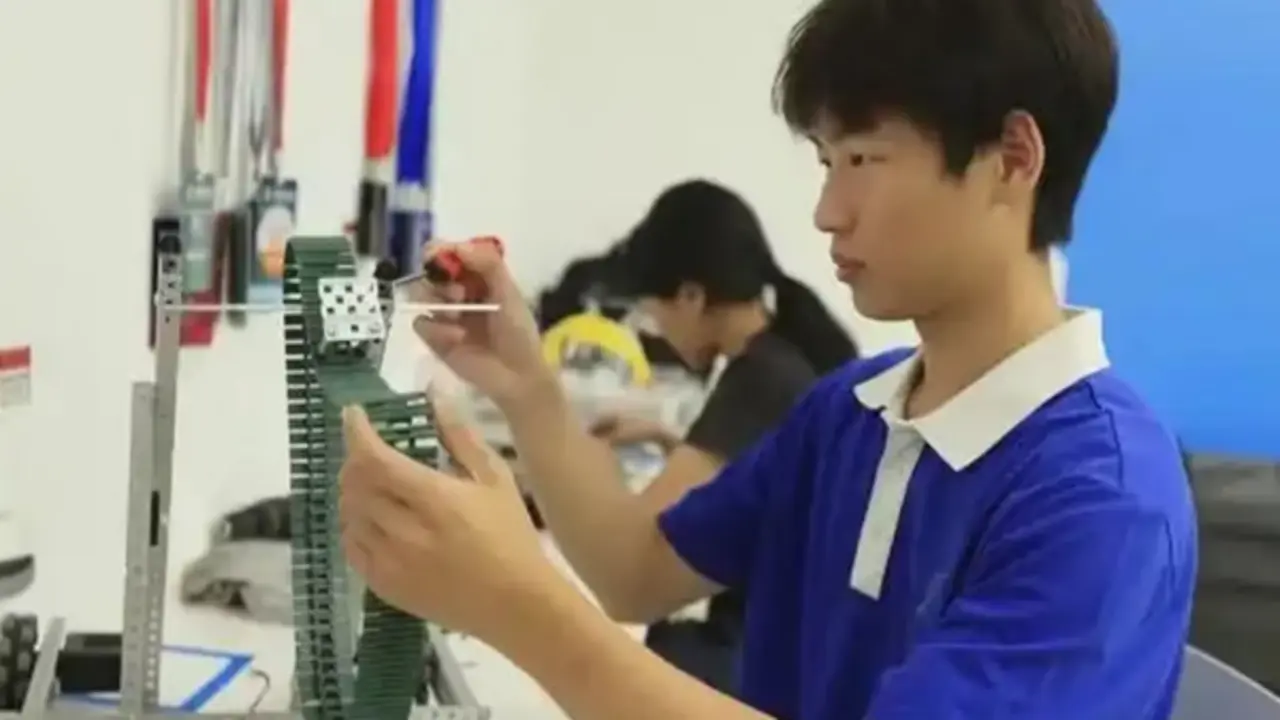 Nam sinh 19 tuổi vừa đi học, vừa điều hành công ty công nghệ