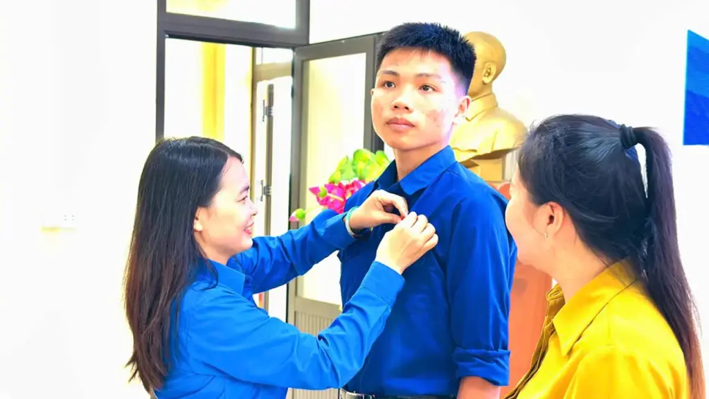 Nam sinh lao ra biển cứu người nhận huy hiệu Tuổi trẻ dũng cảm
