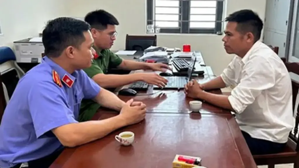 Ném rác, gà chết, trứng thối… vào nhà bố vợ cũ để khủng bố tinh thần