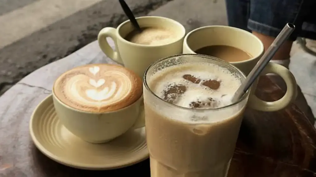 Nên uống trà hay cà phê buổi sáng?